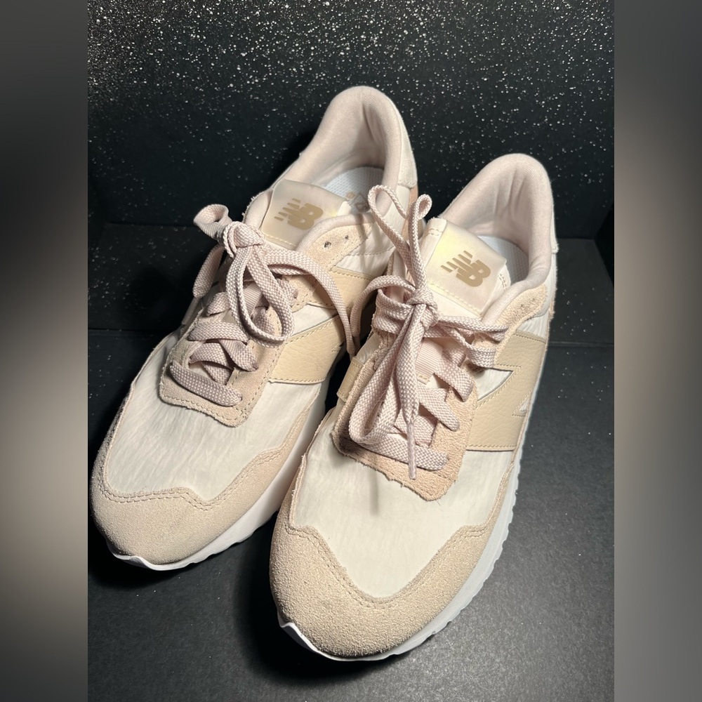 New Balance (,The Intelligent Choice ) women’s sneakers size 7.5 🍰🧁🎂🍰🧁🍰🧁🍰🎂🍰🎂🍰 - Picture 2 of 8